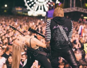 Sophie Lloyd Instagram - So excited to be back in the US with @machinegunkelly for a few shows this week 🤘🏼

#mgk #wyoming #northdakota #statefair #frontierdays #machinegunkelly #rockmusic #livemusic
