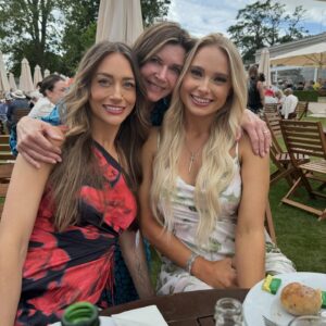 Sophie Lloyd Instagram - Bit of a change from the usual fishnets and hotpants 🥂

#regatta  #henleyregatta #family