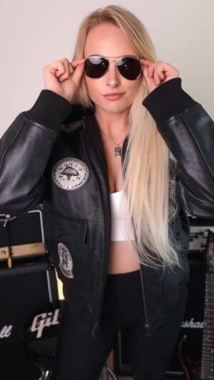 Sophie Lloyd Instagram - Please rise for our national anthem ✈️🕶️

🎶 Top Gun theme - @haroldfaltermeyer & @stevestevens 

#topgun #topgunmaverick #tomcruise #maverick #guitar #guitarsolo #guitaristsofinstagram #cosplay #girlguitarist