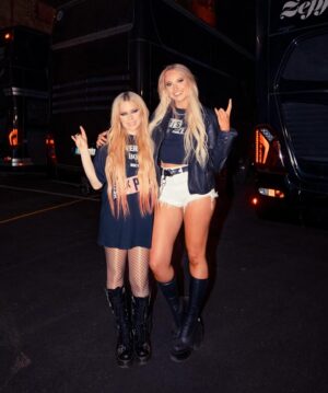 Sophie Lloyd Instagram - Had the best time with the Mother Fuckin’ Princess @avrillavigne at her show in Cardiff 🤘🏼🧡 

#avrillavigne #livemusic #poppunk