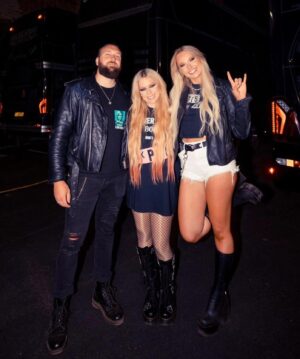 Sophie Lloyd Instagram - Had the best time with the Mother Fuckin’ Princess @avrillavigne at her show in Cardiff 🤘🏼🧡 

#avrillavigne #livemusic #poppunk