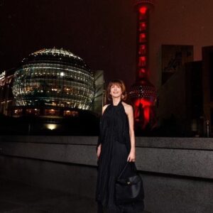 Sophie Marceau Instagram - Très beau défilé Balenciaga à Shanghai. Merci Demna!