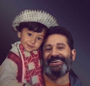 Soroush Jamshidy Instagram - خود کودکیم و‌ خود بزرگسالیم ‌

ما کودکان بزرگی هستیم که بین احساسات کودکی و زندگی بزرگسالی وا مانده‌ایم
می‌ترسیم که انتخاب کنیم
می‌ترسیم که مستقل باشیم
می‌ترسیم که مسئولیت بپذیریم 
می‌ترسیم که جدا باشیم و جدا ببینیم
می‌ترسیم که تأیید نشویم
می‌ترسیم که قضاوت بشویم
می‌ترسیم که پذیرفته نشویم
می‌ترسیم که نیازمان را بگوییم
ما شادی و آزادی را به ترس فروخته‌ایم 
و اینجا و اکنون کودکان مضطربی هستیم ، در حال فروختن خود به گذشته‌مان