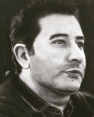 Soroush Jamshidy Instagram - نمی‌توانیم چیزی بالاتر از زندگی را بیافرینیم
نمی‌توانیم دست‌هایی را که خنجر می‌زنند کوتاه کنیم
نمی‌توانیم دهان‌ها را ببندیم
نمی‌توانیم قدمی به عقب بگذاریم و مسیر را تغییر دهیم
بعضی از ما آدم‌ها حتی نمی‌توانیم مُشت که می‌خوریم تلافی‌اش را جایی در کنیم 
یا با هرکس شبیهِ خودش رفتار کنیم
ما‎ تنها می‌توانیم دوست داشته باشیم
می‌توانیم عشق بورزیم به انگیزه‌های کوچکی که در دردهای بزرگ‌مان پنهان‌اند

Designing by: @shaaneart
