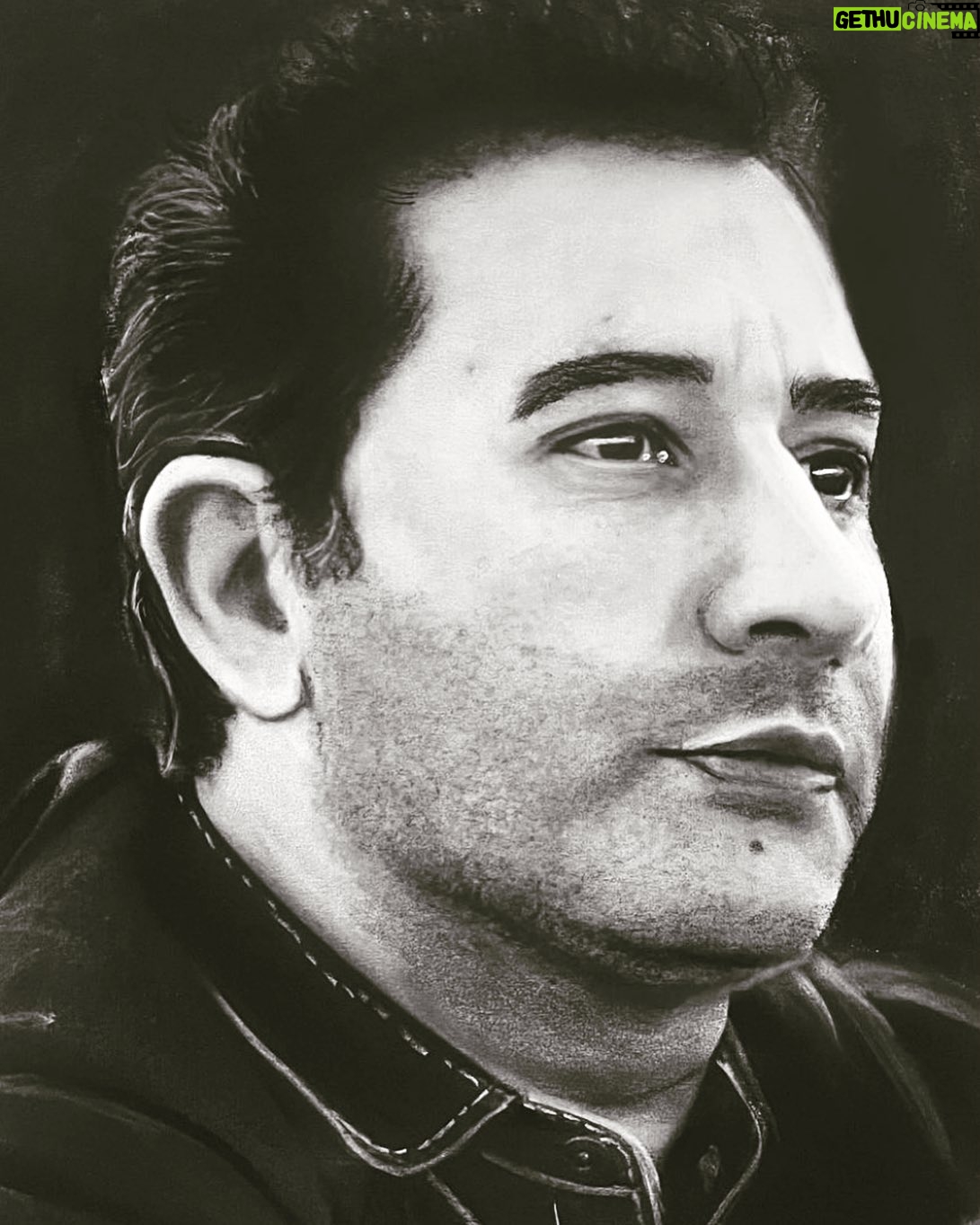 Soroush Jamshidy - 19.3K Likes - نمیتوانیم چیزی بالاتر از زندگی را بیافرینیم
نمیتوانیم دستهایی را که خنجر میزنند کوتاه کنیم
نمیتوانیم دهانها را ببندیم
نمیتوانیم قدمی به عقب بگذاریم و مسیر را تغییر دهیم
بعضی از ما آدمها حتی نمیتوانیم مُشت که میخوریم تلافیاش را جایی در کنیم
یا با هرکس شبیهِ خودش رفتار کنیم
ما تنها میتوانیم دوست داشته باشیم
میتوانیم عشق بورزیم به انگیزههای کوچکی که در دردهای بزرگمان پنهاناند
Designing by: @shaaneart