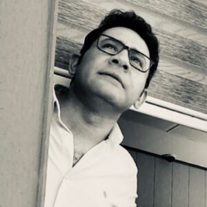 Soroush Jamshidy Instagram - بله ممکن است دیگران رفتار ما را نفهمند، اما چه باید کرد؟
اگر دیگران انتظار داشته باشند که فقط کارهایی انجام دهیم که آنها بفهمند 
و تصمیم‌هایی بگیریم که آنها دلیلش را درک کنند
عملا انتظار دارند زندگی، سطح درک آنها و نگاه آنها به زندگی باشیم
بگذار بگویند غیرمنطقی یا ضد اجتماعی هستیم
اما به این می‌ارزد که خودمان باشیم
تا زمانی که رفتار ما و تصمیم‌های ما به کسی آسیبی نمی‌زند 
 ما توضیحی به کسی بدهکار نیستیم
چقدر زندگی‌ها که با این توضیح خواستن‌ها و تلاش‌های بیهوده برای قانع کردن دیگران بر باد رفته‌اند
‌‌
اریک فروم