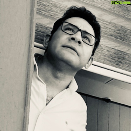 Soroush Jamshidy - 45.6K Likes - بله ممکن است دیگران رفتار ما را نفهمند، اما چه باید کرد؟
اگر دیگران انتظار داشته باشند که فقط کارهایی انجام دهیم که آنها بفهمند
و تصمیمهایی بگیریم که آنها دلیلش را درک کنند
عملا انتظار دارند زندگی، سطح درک آنها و نگاه آنها به زندگی باشیم
بگذار بگویند غیرمنطقی یا ضد اجتماعی هستیم
اما به این میارزد که خودمان باشیم
تا زمانی که رفتار ما و تصمیمهای ما به کسی آسیبی نمیزند
ما توضیحی به کسی بدهکار نیستیم
چقدر زندگیها که با این توضیح خواستنها و تلاشهای بیهوده برای قانع کردن دیگران بر باد رفتهاند
اریک فروم