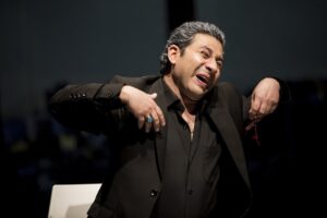 Soroush Jamshidy Instagram - روز جهاني تياتر مبارك

اميدوارم شرايط خيلي بهتري براي اين هنر و هنرمندان اين عرصه در سرزمينمون فراهم بشه و مهربانانه تر  باهاش رفتار بشه 

عكس مربوط به نمايش "شب" هستش كه در سال ٩٧ در تماشاخانه شهرزاد با تعداد محدودي اجرا به روي صحنه رفت