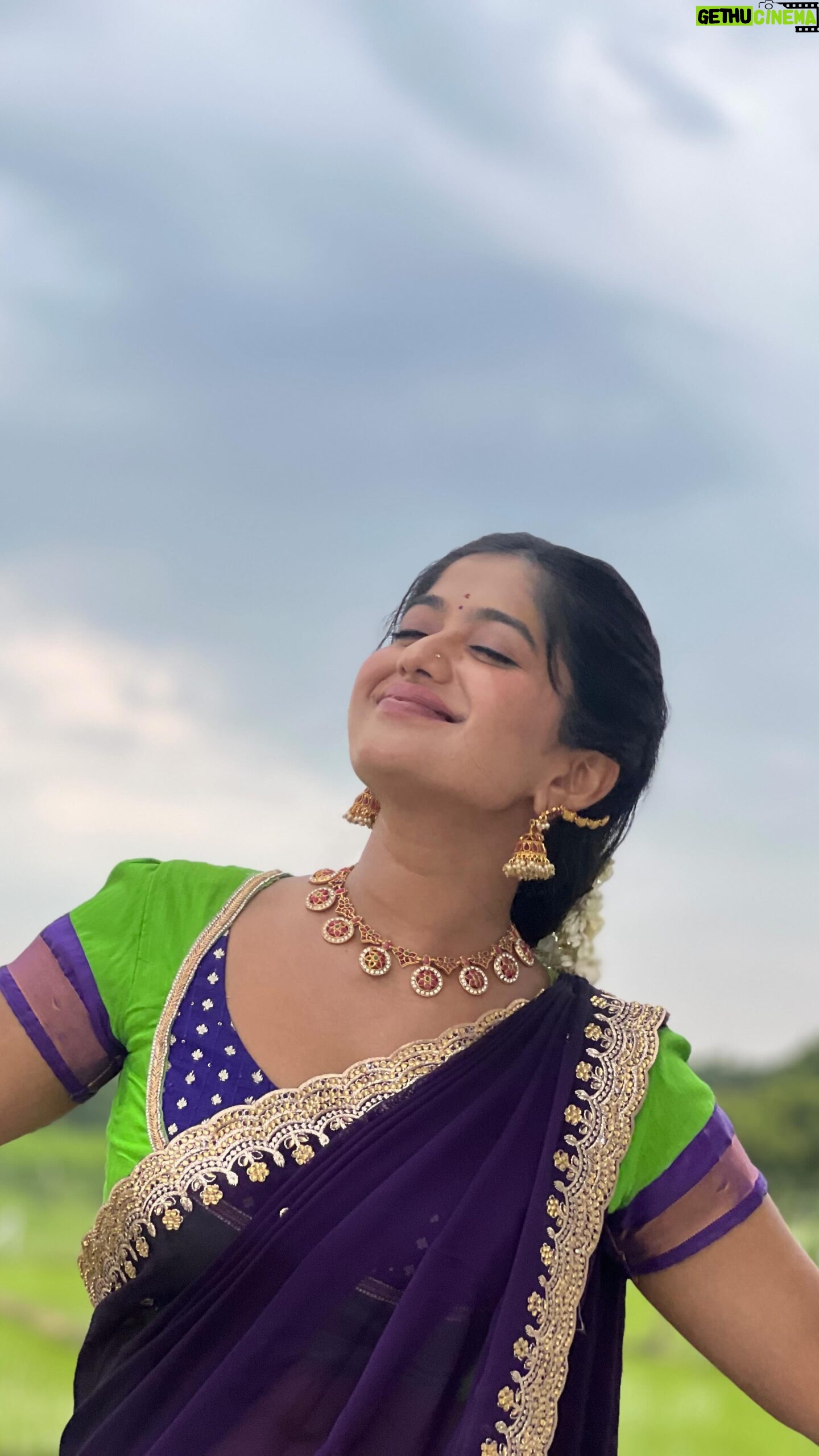 Soundarya Reddy - 84.9K Likes - Candid things always gone be cute 🫣😊
Halfsaree - @vasudha.couture