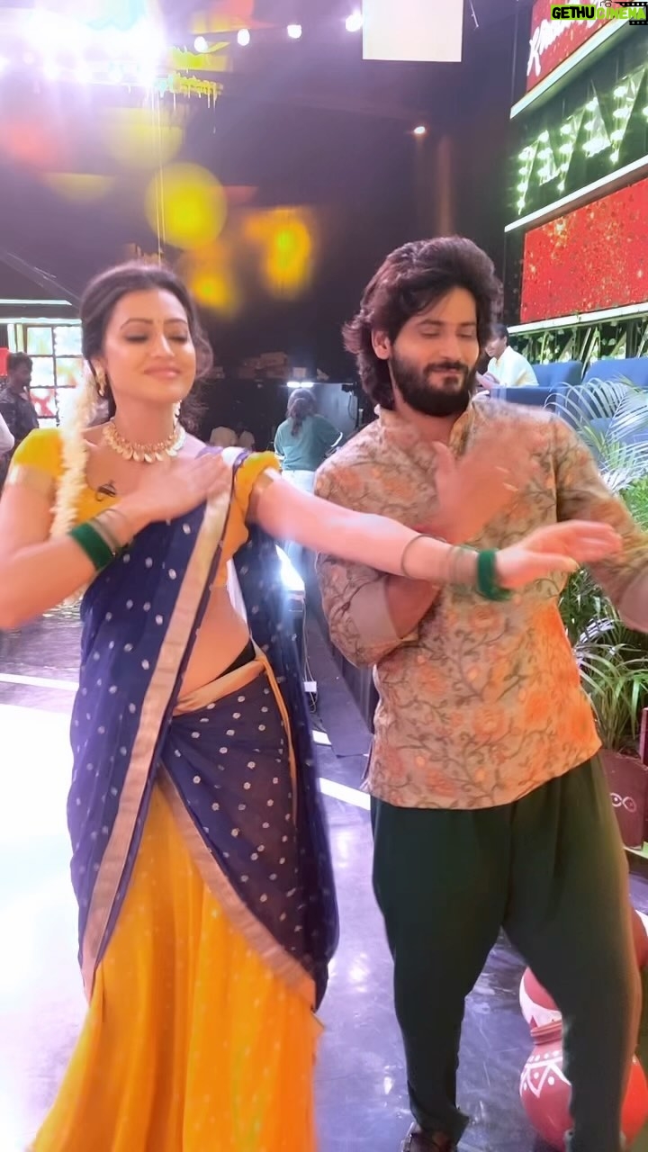 Sowmya Raoh - 42.6K Likes - Quick one from the set with @amardeep_chowdary
Costume @firoz_design_studio
#sowmyasharada #sowmyarao #reels #halfsaree #kiraakboyskhiladigirls #starmaa