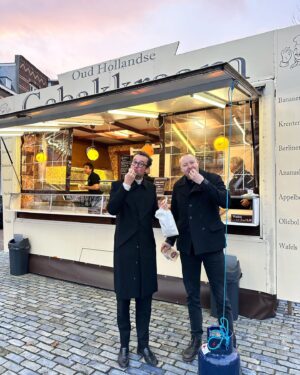 Splinter Chabot Instagram - 🎄✨🪩 OLIEBOLLENTEST 2023 🤩😍 traditie van de familie Chabot: aan het einde van het jaar oliebollen halen en dan de Grote Oliebollentest doen 🎉 We hebben weer een winnaar (en zijn nu aan het bijkomen… Met veeeel te ronde buikjes 😂)

Foto 1: Klaar voor de test 💖
Foto 2: Eerder op de dag de oliebollen halen, stiekem het een en ander alvast proeven 😏
Foto 3: Na een uurtje rondrijden zit de hele achterbak van m’n auto vol oliebollen en appelflappen 🤩 @citroennederland 
Foto 4: In de keuken ligt alles klaar, nu nog in stukjes snijden en op bordjes met nummertjes 
Foto 5: Oliebollentest kan BEGINNEN (zeer serieuze aangelegenheid)
Foto 6: Na de oliebollen volgen de appelflappen ✨
Foto 7: We hebben een WINNAAAAR - oliebollen van de kraam bij het spui en appelflappen van Jarreau ✨🤩🎉

Maaaar zoals altijd: we hebben van alle ballen en flappen genoten 😉😘🎉