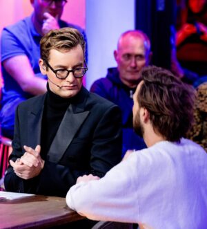 Splinter Chabot Instagram - 💚 Zo ziet teamwork eruit, vlak voordat we beginnen elkaar moed geven! Wat een feest om dit te mogen maken! 💖 

We hebben de eerste gehad! Dank aan het hele team! En dank aan de giga hoeveelheid mensen thuis die enthousiast mee hebben gekeken ✨

💖💖💖 voor alle mensen die dit mogelijk maken:
@marlijnweerdenburg ✨ en onze lieve gasten
Hele team van @avrotros en @wieisdemol.avrotros 
@georginahoppen 💄
@tommydriessen 👔
@minoesch.j 
@talent.kitchen 
@joy.hansson 📷