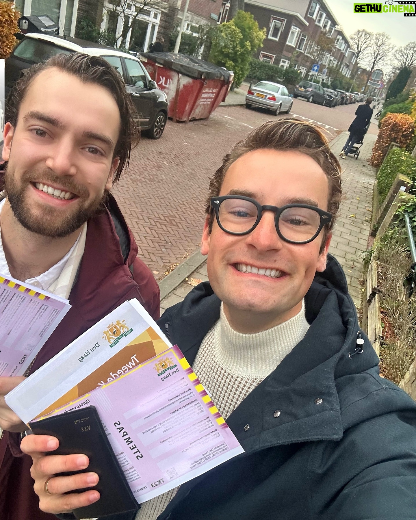 Splinter Chabot - 5.9K Likes - Lieve mensen! De enige dag in het jaar dat je bínnen de lijntjes moet kleuren, met een rood potlood ín dat cirkeltje! 🗳️✏️✅💖 Ga stemmen vandaag! Mijn broertje Storm en ik gingen vanochtend 🎉
En zoals ik maandag zei, denk daarbij goed na voor wie je dat cirkeltje rood maakt. Stem je alleen voor jezelf, of ook voor een ander, het land en vooral voor de toekomst, voor iedereen die nog moet komen. Gaat die persoon voor wie jij het cirkeltje rood kleurt ervoor zorgen dat niet één groep, maar iedereen vrijer wordt. Dat niet één groep meer kansen krijgt, maar iedereen. Dat iedereen haar/zijn/diens leven op z’n eigen manier en in vrijheid vorm mag geven? Ik hoop het!
Stem zo dat iedereen een ding kan blijven doen: huppelen! 😘😉💖
Xxxkus