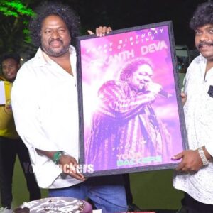 Srikanth Deva Instagram - Balloon box surprise for king of kuthu songs srikanth deva sir , He was very happy with our team birthday surprise celebration ♥️🎉

#srikanthdevamusic #srikanthdeva #celebration #musicdirector #birthday #birthdaycelebration #surprise