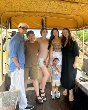 Sririta Jensen Instagram - Safari day🦒🦙🕊️

ริต้าปักหมุด📍ใครที่มามาเที่ยวหัวหินอย่าลืมแวะมาที่ HUA HIN SAFARI นะคะ เด็กๆชอบ ยีราฟกับอัลปาก้ามากค่ะ 😃
