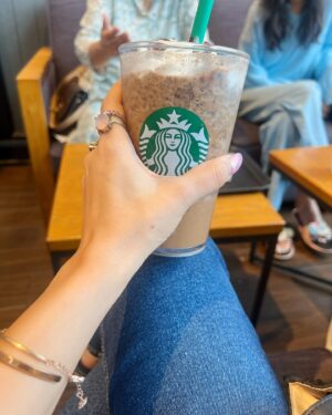 Srishti Jain Instagram - Sunday photo Dump! 

Had a late call time for work, got to spend a slow morning with the Fam after a long time and did a little shopping and coffee is mandatory ! 

Now at work back to grinding! #perfectsunday❤️