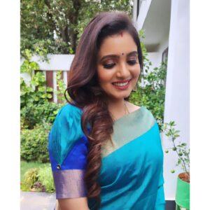 Srithika Instagram - “Love is friendship on fire.”💙💙💙
.
With @ssr_aaryann ❤️
.
Muah @_chitras_makeup_artist_28 
.
#srithikaaryann🧿 #husbandandwife🧿 #love #married #friends #friendship #family #celebration #happy #joy #colourful #sweet #fun #blessed #thankinggod