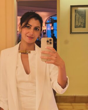 Sriti Jha Instagram - Many mirrors many pictures