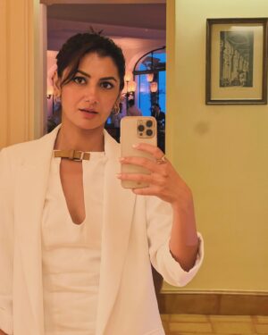 Sriti Jha Instagram - Many mirrors many pictures