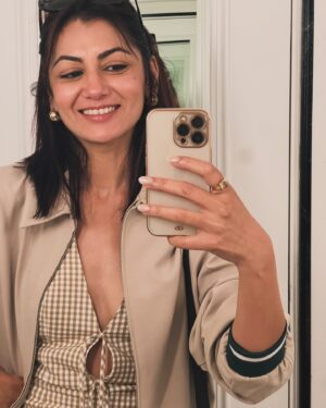 Sriti Jha Instagram - Many mirrors many pictures