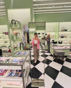 Sriti Jha Instagram - Many mirrors many pictures