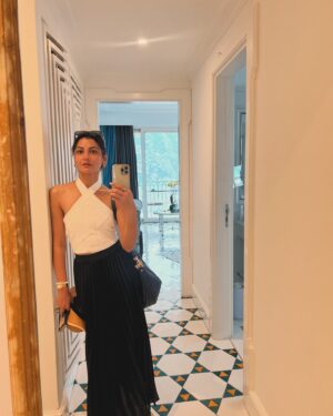 Sriti Jha Instagram - Many mirrors many pictures