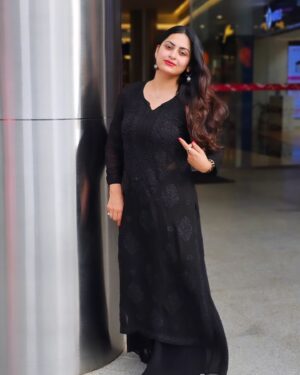 Sruthi Lakshmi Instagram - The joy of dressings is an art.-.... 🖤🖤

 Thank u @chikankariaffair for this beautiful salwar🖤🖤