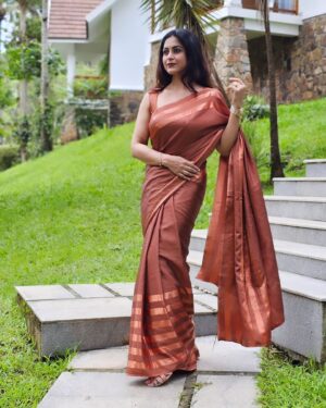 Sruthi Lakshmi Instagram - 🤎🤎🤎🤎🤎🤎🤎🤎🤎🤎🤎

Wearing Amma's 32 years old saree gifted by Pappa🤎🤎

📸@avin_anto 

@amaanaplantationresort 

#sareelover #malayalamactress #love
