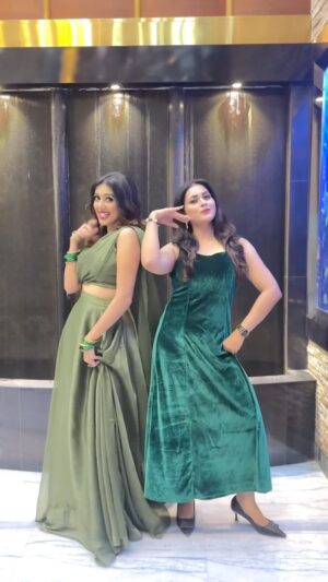 Sruthi Lakshmi Instagram - ലൈലയും മജ്നുവും 😌🤍

Backstage with my girl, coincidentally twinning🩷

Jewelry @trinetra_collections 💫 

#devathoothan #poovepoove #dance #dancechallenge #cerenaann #sruthylakshmi #trending #trendingreels #explore #twinning #mohanlal #rerelease #trendingnow #fyp #ootd #ootdfashion
