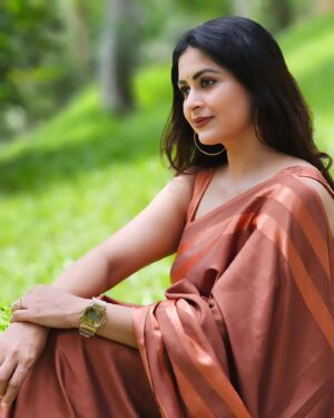 Sruthi Lakshmi Instagram - 🤎🤎🤎🤎🤎🤎🤎🤎🤎🤎🤎

Wearing Amma's 32 years old saree gifted by Pappa🤎🤎

📸@avin_anto 

@amaanaplantationresort 

#sareelover #malayalamactress #love