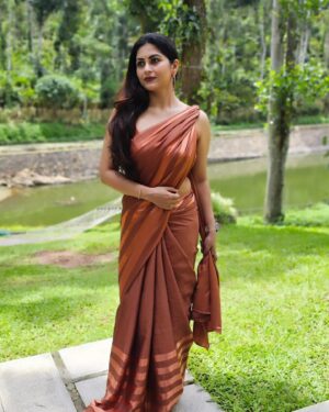 Sruthi Lakshmi Instagram - 🤎🤎🤎🤎🤎🤎🤎🤎🤎🤎🤎

Wearing Amma's 32 years old saree gifted by Pappa🤎🤎

📸@avin_anto 

@amaanaplantationresort 

#sareelover #malayalamactress #love