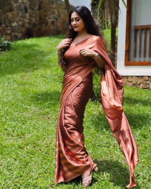 Sruthi Lakshmi Instagram - 🤎🤎🤎🤎🤎🤎🤎🤎🤎🤎🤎

Wearing Amma's 32 years old saree gifted by Pappa🤎🤎

📸@avin_anto 

@amaanaplantationresort 

#sareelover #malayalamactress #love