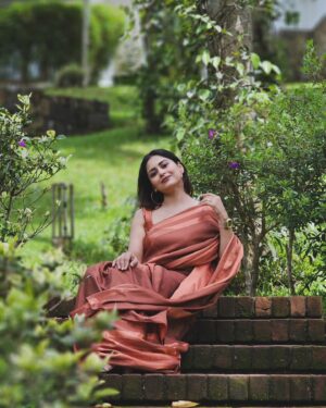 Sruthi Lakshmi Instagram - 🤎🤎🤎🤎🤎🤎🤎🤎🤎🤎🤎

Wearing Amma's 32 years old saree gifted by Pappa🤎🤎

📸@avin_anto 

@amaanaplantationresort 

#sareelover #malayalamactress #love