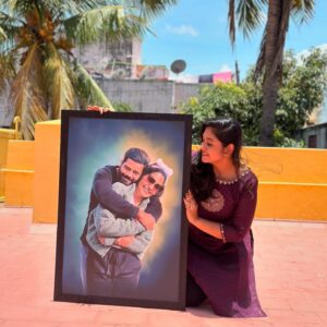 Sruthi Shanmuga Priya Instagram - For every moment you lose a little hope, the guardian angel whispers “Don’t worry, I’m here with you”. Just like the image in the frame, you hold me tight everytime @arvind__shekar . This picture is so special to me 😘

Received this beautiful digital frame when I was strongly looking for a sign. Thank you so much @tamilankadaii for being so kind. This is the second frame they’re sending me. First one was a frame that had ARAVIND’s voice in a QR code in it  and this one goes straight to our living room. Thank you for such a beautiful memory. It’ll be cherished forever.