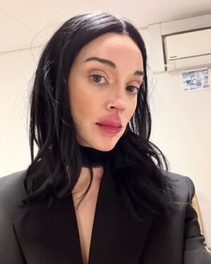 St. Vincent Instagram - BLEUROPE