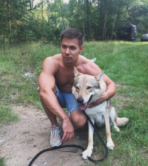 Stas Pekha Instagram - 8 лет назад, в эти дни🙄мы снимали клип на песню «Не хватает»
Где , по задумке, я превращаюсь в волка… 
Ностальжи🤗
(Не в этого, этот тоже актер)
