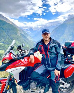 Stefano Accorsi Instagram - Ma la moto in montagna?!…

#inpartnershipwith @ducati 
#ducati #multistradav4rally