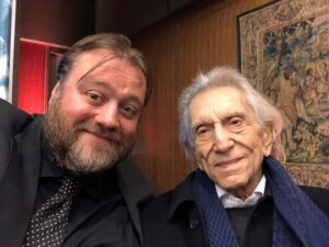 Stefano Fresi Instagram - Ero seduto accanto a lui quando John Turturro, incantato dalla sua perfetta pronuncia in inglese, si sciolse in un lungo elogio. Non appena Turturro si allontanò mi chiese : cosa ha detto? Io non conosco l’inglese. 
Aveva ascoltato e studiato la dialogue coach fino alla perfezione. 
Un onore conoscerlo e lavorarci dopo averlo ammirato per anni. 
Buon viaggio Maestro.