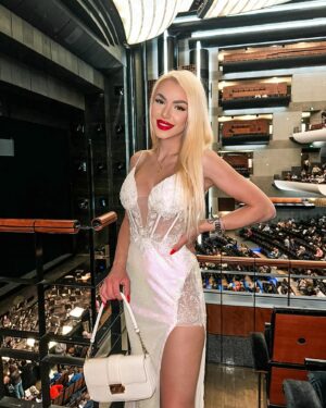 Stella Mizeraki Instagram - Είδαμε το έργο «La Vestale» ✨
Μάντεψε σε ποιόν άρεσε η Όπερα και σε ποιόν όχι 😅