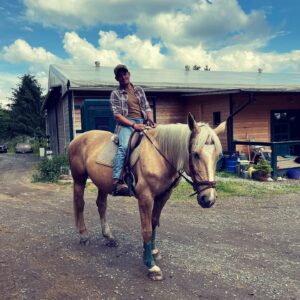 Štěpán Benoni Instagram - A tohle mě taky bude moc bavit. ✌️🌲🐎 #yeehaw