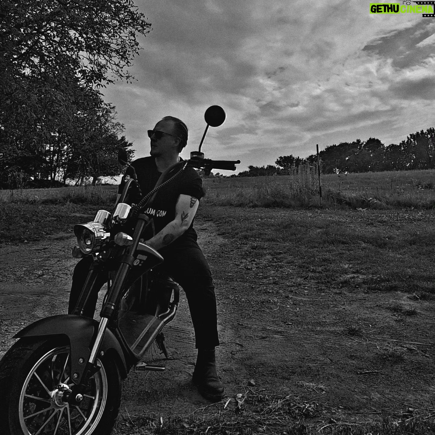 Štěpán Kozub - 7K Likes - 2024 - RIDER. (ELEKTRO)
#electro #moto #freetime #actor #ostrava #nature #men #blackandwhite #foto #nowork #Rider
Music: @redtillthegrave