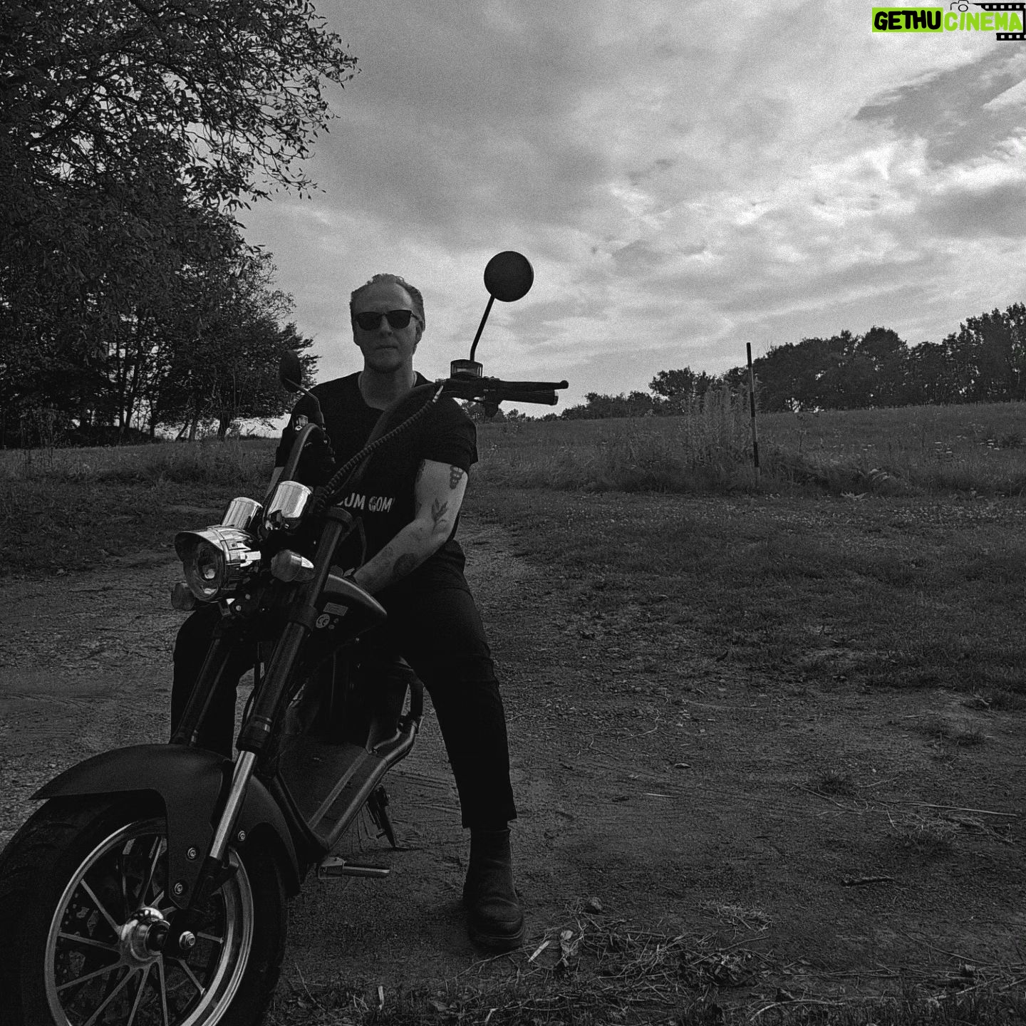 Štěpán Kozub - 7K Likes - 2024 - RIDER. (ELEKTRO)
#electro #moto #freetime #actor #ostrava #nature #men #blackandwhite #foto #nowork #Rider
Music: @redtillthegrave