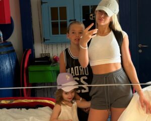 Stéphanie Clerbois Instagram - J’ai pris un peu de temps pour les enfants et moi ce week-end, j’en ai profité pour imprimer nos photos de vacances et par la même occasion j’en profite pour en partager quelques unes avec vous.🤍

C’était vraiment un séjour incroyable. 

@thelandoflegends