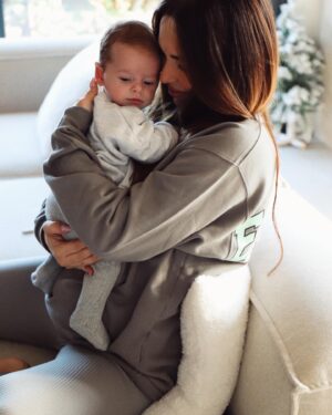 Stéphanie Durant Instagram - Hello 2022 🖤 , premier portrait de famille de l’année 🥺 @theosoggiu