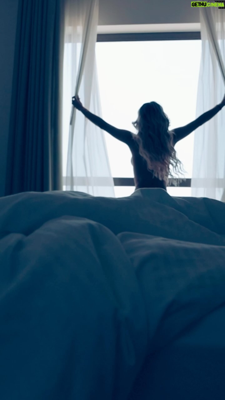 Stephanie Herela - 1K Likes - Que es lo primero que haces al despertar?
What’s the first thing you do when you wake up?
📸 @collinstography