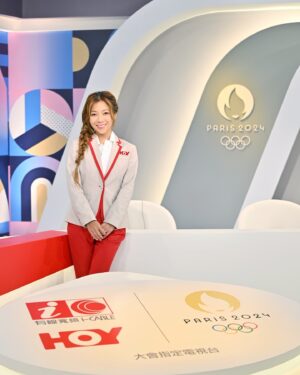 Stephanie Ho Instagram - 香港歷史上第三金！
恭喜江旻憓！謝謝香港運動員！

昨夜大家都開心到瞓唔着～
不過今日都仲有好多精彩賽事😍
淨間就會睇到 @chiu.hinchun 復活賽！
大家快d 上 @hk.hoy 睇奧運啦💓💓💓

LETS GO HONG KONG!!!!!!🇭🇰