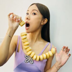 Stephy Tang Lai-Yan Instagram - 多謝Mi的邀請
讓我分享你這充滿愛的舞台❤️
講個秘密比大家知
其實我人生看的第一個演唱會
就係你呀！！！
@sammi_chengsauman 🙈🙈🙈
唱K都一定會點親密關係架😚😚😚
我尋晚唔夠膽講😆😆😆
所以今次的第一次同台
我既緊張又覺得好奇妙💕
更加開心收到乾爭爭嘅禮物🎁
多謝Sammi❤️

#youandmi鄭秀文世界巡迴演唱會 
#水泡餅頸鏈
#獨一無二
#乾爭爭唔准飲水
#襯晒紫色好靚呀
#親密關係
#沒有別人如此相愛