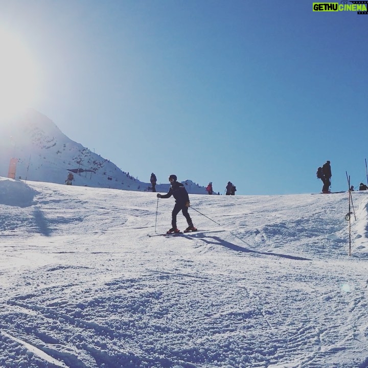 Steve Lund - 3K Likes - “Come out to the alps, we’ll get together, have a few laughs.”
Merry Christmas from, Les Lunds🎄