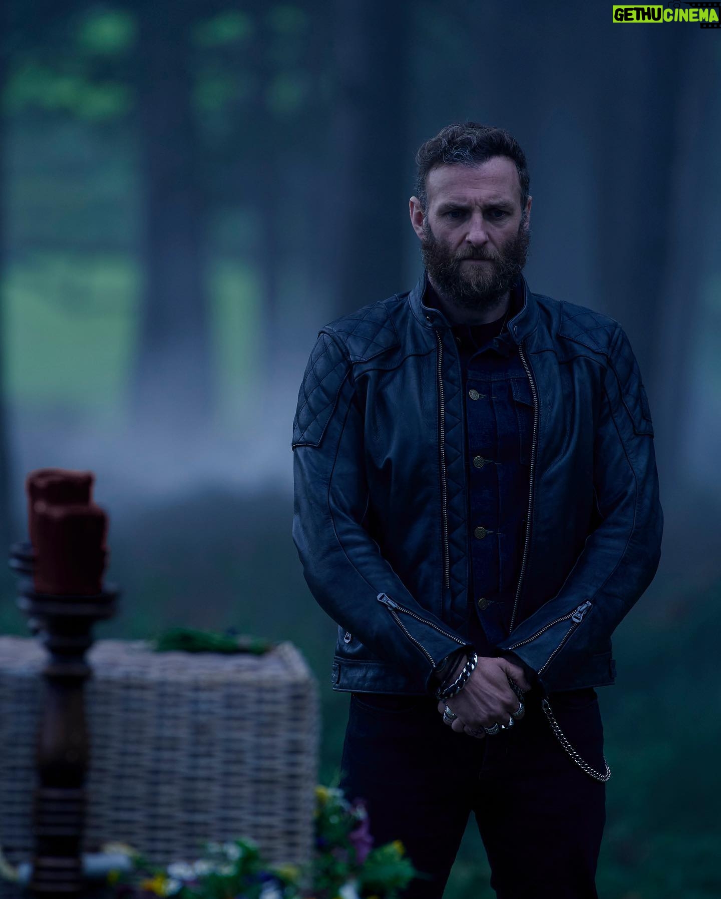 Steven Cree - 7.7K Likes - All episodes of the final season of @adiscoveryofwitchestv are now available on @skytv & @nowtv !
The ‘middle finger/bird’ photo and other cool ‘mood’ shots by @charliesurbey
@shudder @amcplus @sundancenow @debharkness ..you legend! @bad_wolf_tv @olivierhuband #Adiscoveryofwitches #Gallowglass