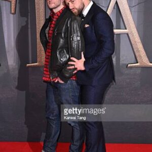 Steven Cree Instagram - Didn’t quite get the dress code memo for the Outlander S6 premiere.  @outlander_starz #outlanderpremiere #ianmurray @rikrankin 
Photos: @gettyimages 
#davejhogan @snapperjeff @photomonkeyz